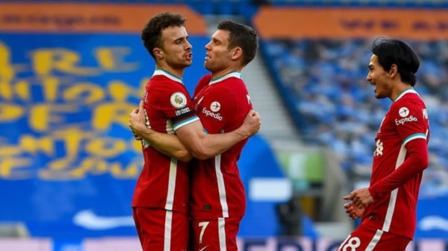 James Milner peluk Diogo Jota. [Instagram]